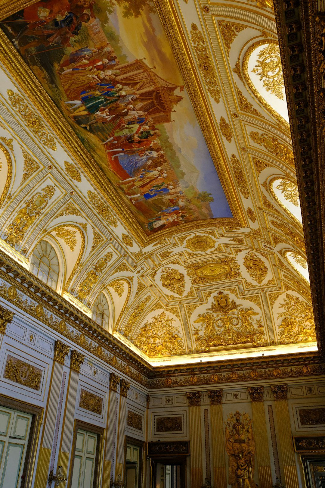 ornate-gilded-ceiling-with-painted-mural-rnnp6pbnnkq